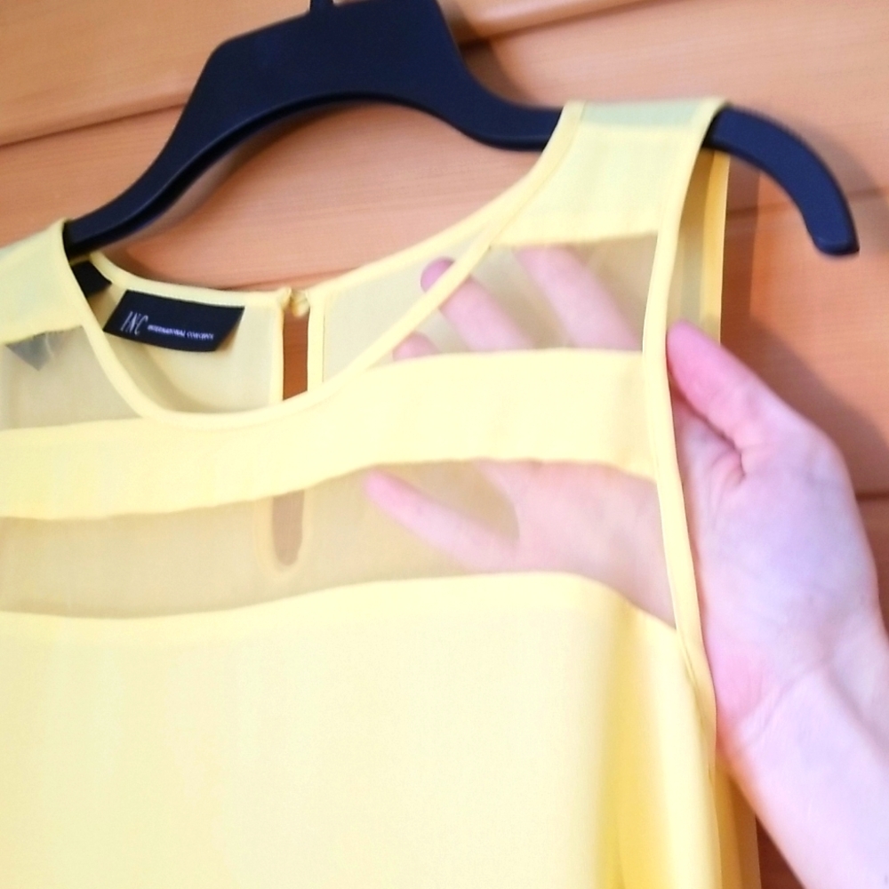 Sleeveless Blouse - Picture 2 of 5